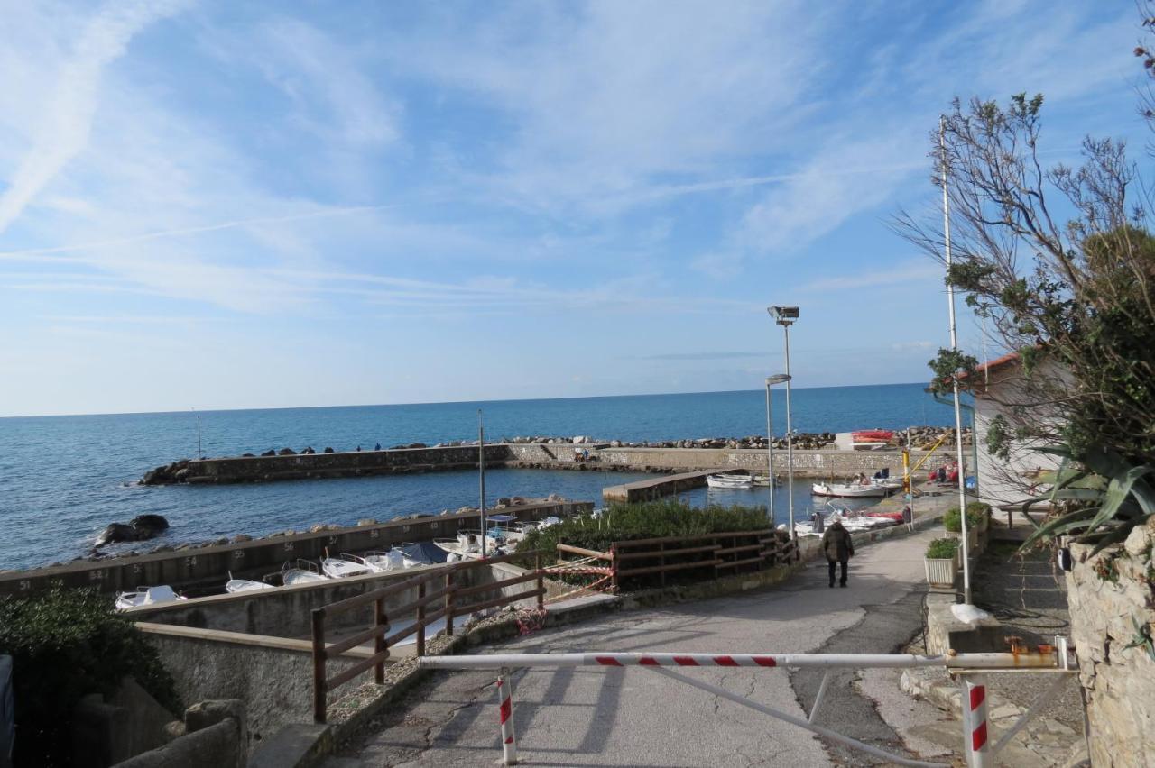 Bellavista Beachfront Apartments Quercianella Exteriör bild